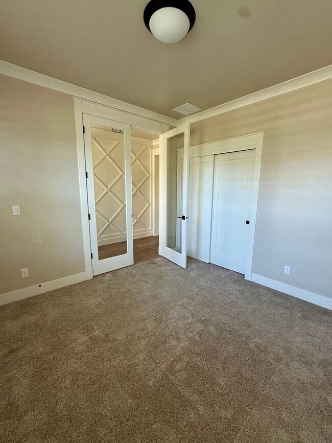 Building Photo - Welcome to this stunning 5-bedroom, 3.5-ba...