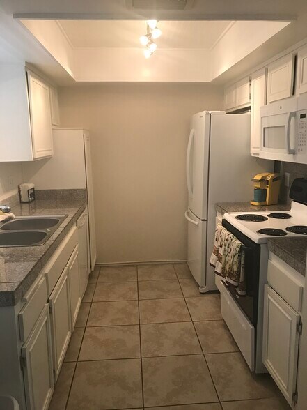 Building Photo - 1407 N Sunrise Way