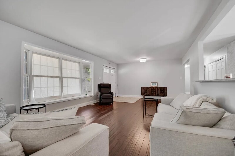 Building Photo - 837 Hamlin Ave