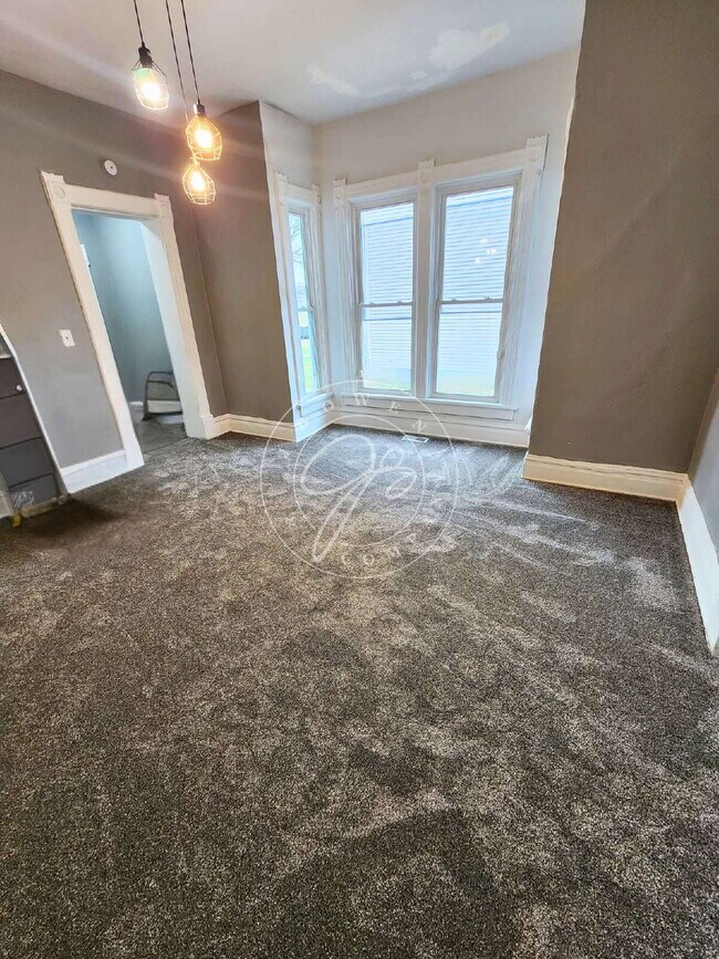 Building Photo - 2 bed upper unit! Private Entrances! Fully updated!