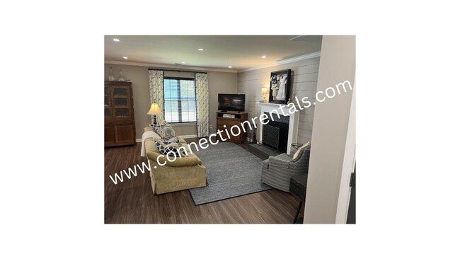 Building Photo - Amazing 3 bed 2.5 bath townhome