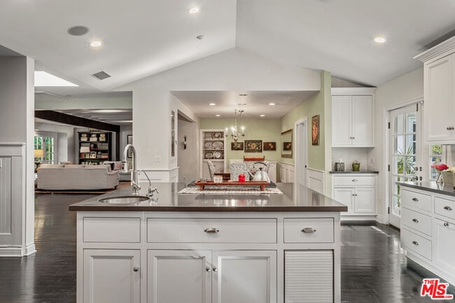 Building Photo - 4537 Agnes Ave