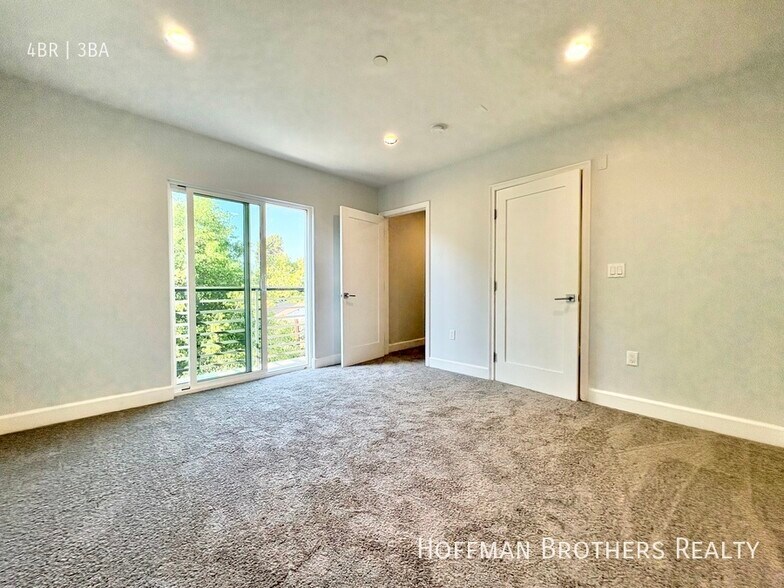 Building Photo - 6032 Romaine St