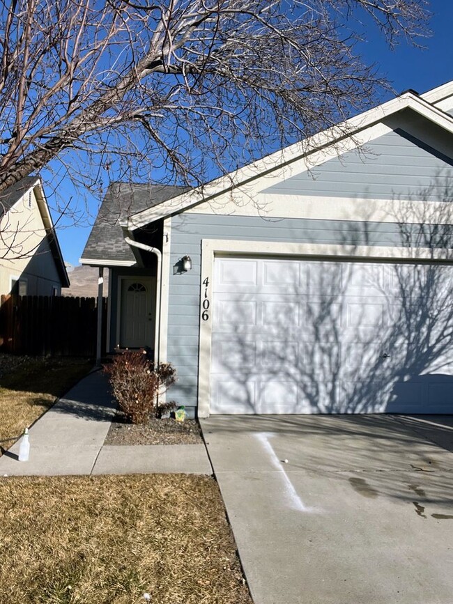 Building Photo - cute duplex in north carson