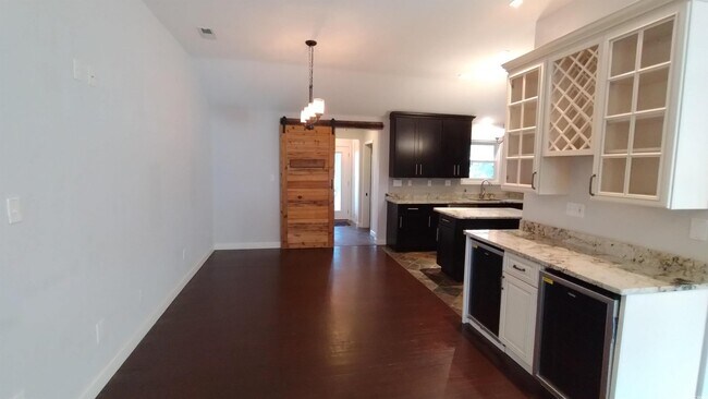 Building Photo - 710 Yucca Ave