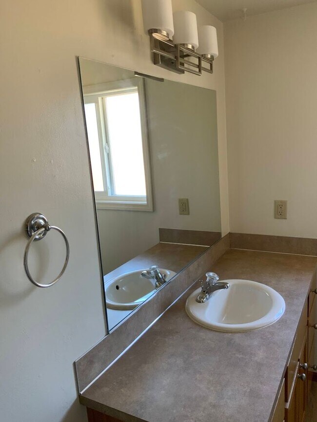 Building Photo - 2 bedroom in River Road Area