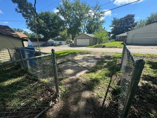 Building Photo - Updated 2 Bedroom Home in Moline | Fenced Yard | Central Air | Dishwasher