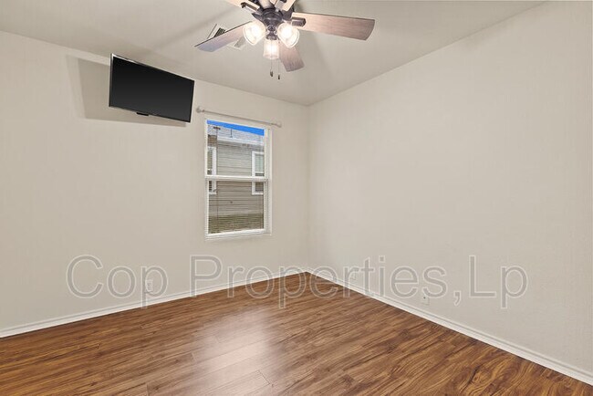 Building Photo - 5132 Columbia Dr