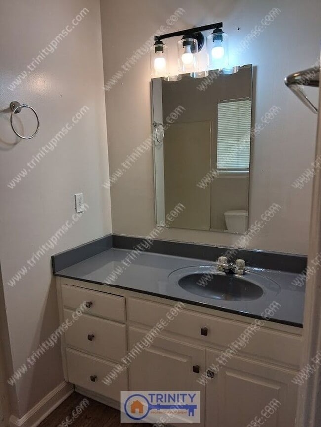 Building Photo - NEWLY UPDATED!! Ready and waiting for you!
