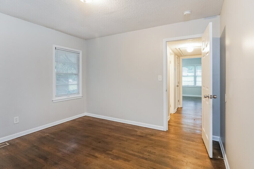 Building Photo - 812 Nelson Dr