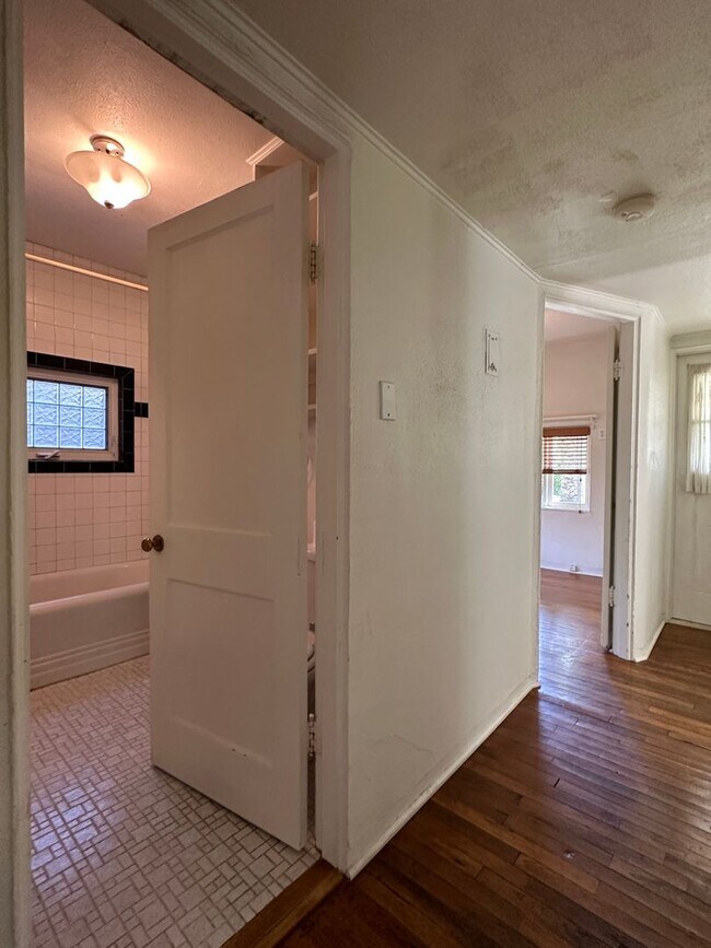 Building Photo - 1115 S Maple Ave