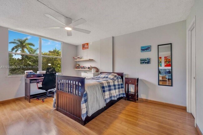 Building Photo - 105 Royal Pk Dr