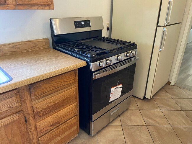 Building Photo - Cozy 3 Bedroom and 1 Bathroom in a good ar...
