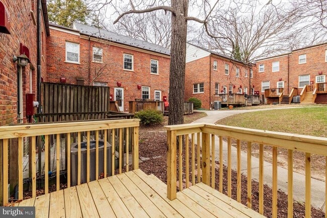 Building Photo - 1401 S Barton St