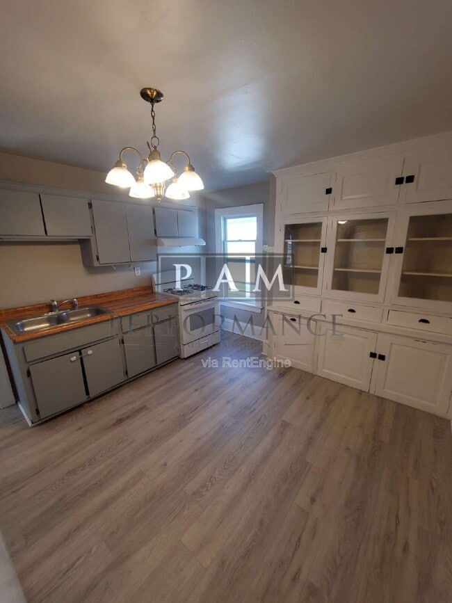 Building Photo - 1120 S 56th St