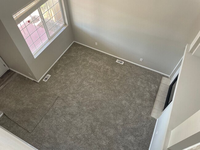 Building Photo - Renovated Home with A/C!