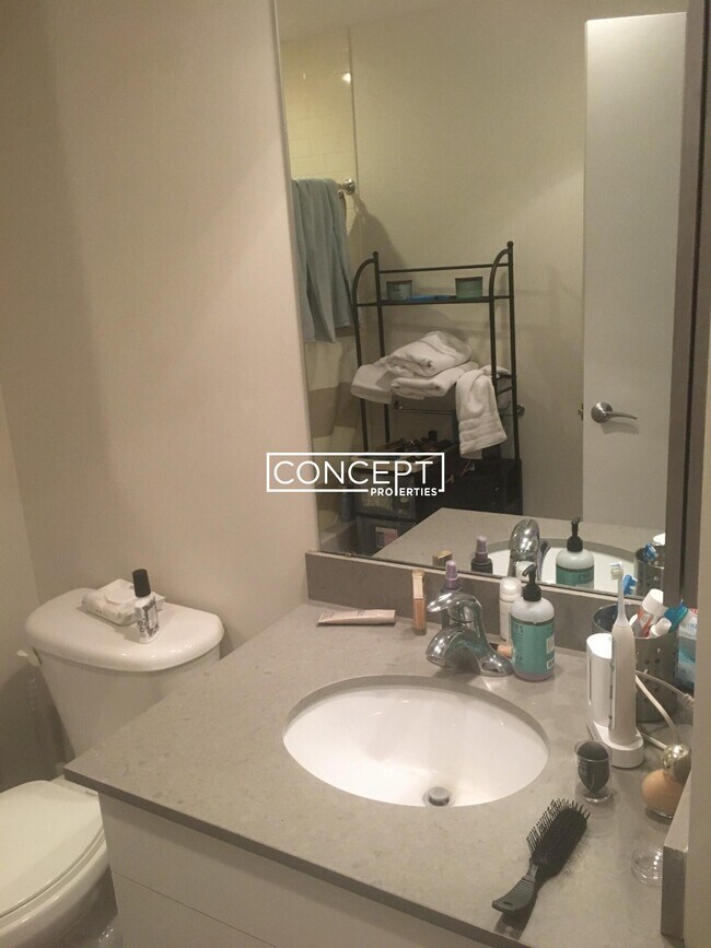 Building Photo - 601 Albany St