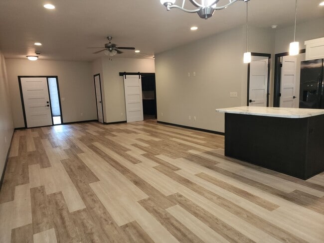 Building Photo - Three bedroom two bath w/ triple garage