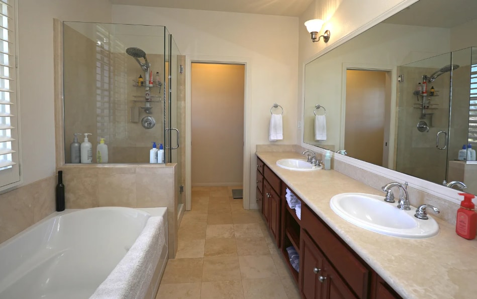 Primary bath room - 120 Via Lee