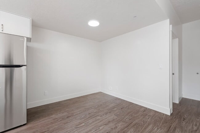Building Photo - "Discover Comfort & Style: Spacious 3-Bed,...