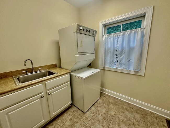 Building Photo - Downtown Living in The Heart of The Blufft...
