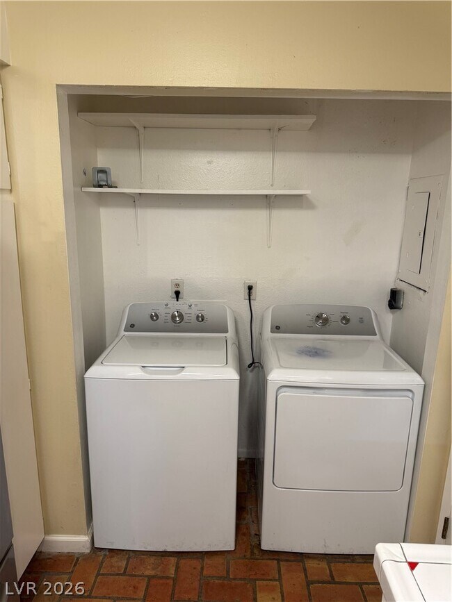 Building Photo - 1390 Hialeah Dr