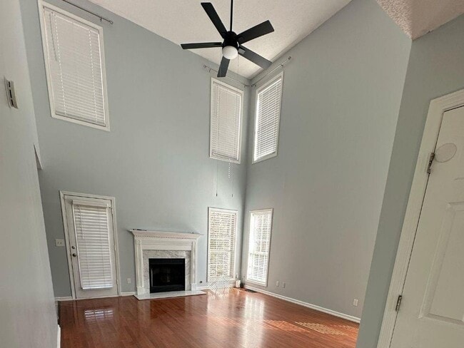 Building Photo - 1261 Lakeview Rd