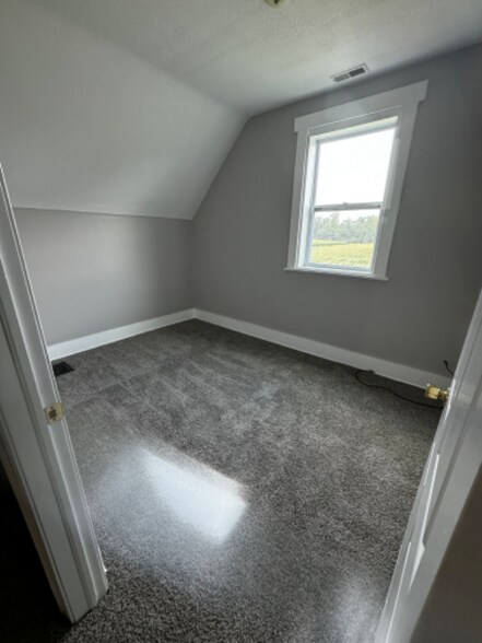 Building Photo - 4000 Glady Rd