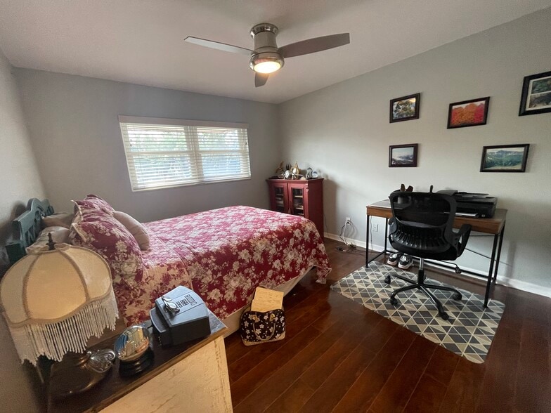 Second bedroom - 218 Dogwood Cir