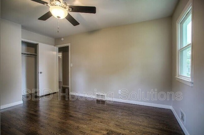 Building Photo - 610 E 110th Terrace