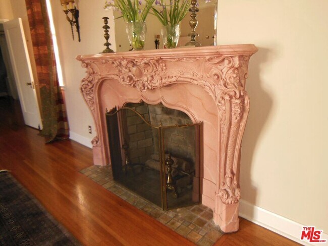 Building Photo - 914 Burnside Ave