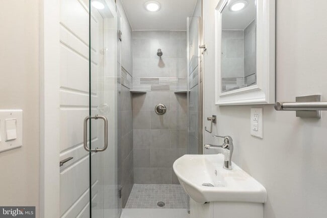 Building Photo - 103 E Duval St