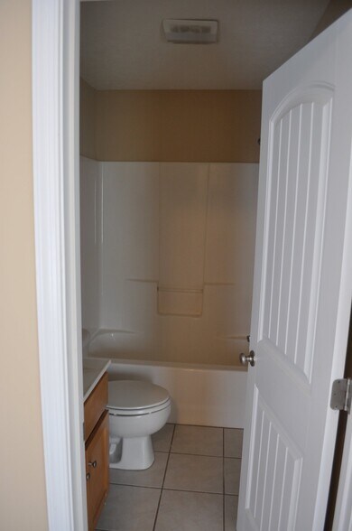 Building Photo - 2009 Lakeside Dr