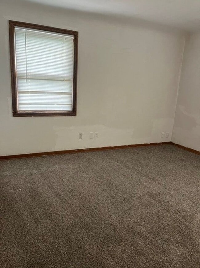 Building Photo - Spacious 3 bedroom home, available now!
