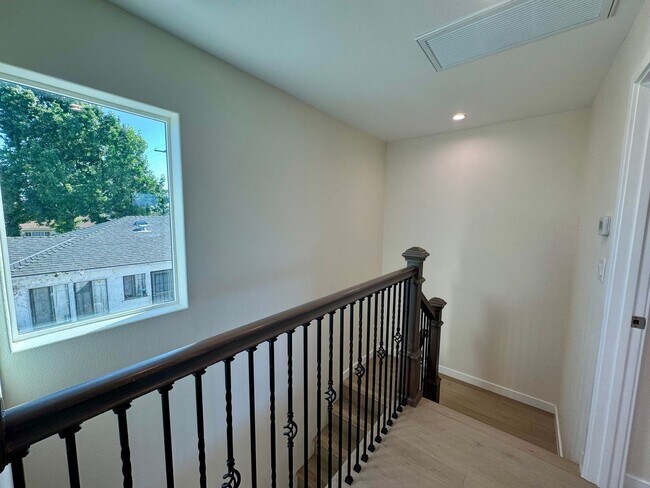 Building Photo - 147 E 59th St