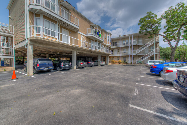 Building Photo - UT PRE LEASE: Updated and Spacious 1 bed 1...