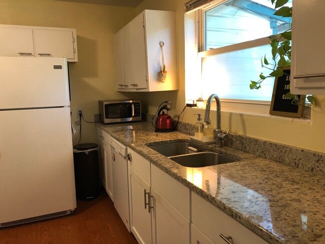Building Photo - Three Bedroom 1.5 Bath Home in Great Location in NW Orman Leigh Estates