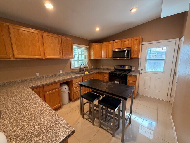 Building Photo - Unbelievable 4 Bed, 4 Bath House For Rent In Buena Park-Must See To Appreciate!