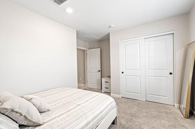 Building Photo - 890 W Calle Cajilla
