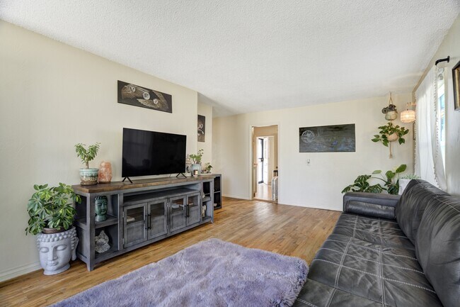 Building Photo - 515 W San Miguel St