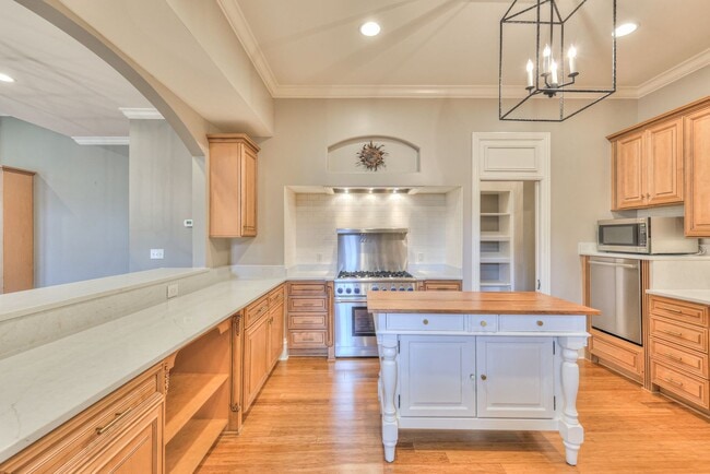 Building Photo - Stunning Executive Townhome in the Heart o...