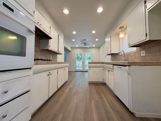 Building Photo - Beautiful 3 Bed, 2 Bath Home in a Desirabl...