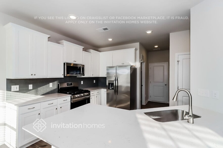 Building Photo - 411 Kennerly Ctr Dr