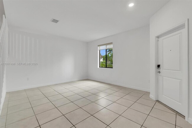 Building Photo - 582 NE 207th St