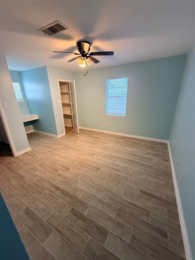 Building Photo - 5107 Avenue Q