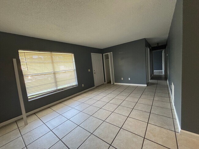 Building Photo - Deltona Lakes, Quaint 3 bed 1 bath