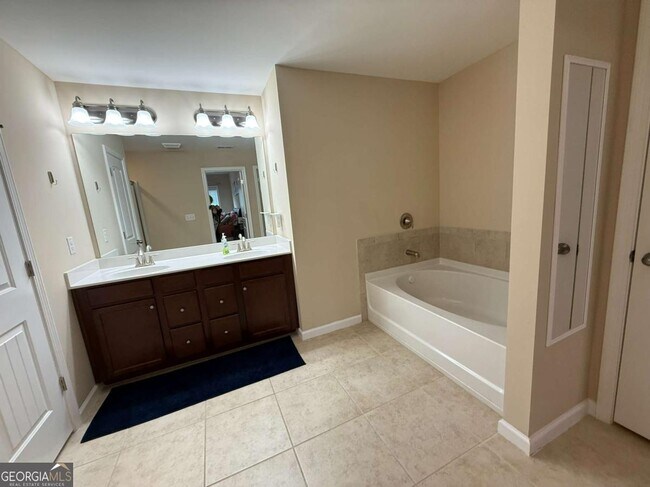 Building Photo - 1055 Hampton Oaks Dr