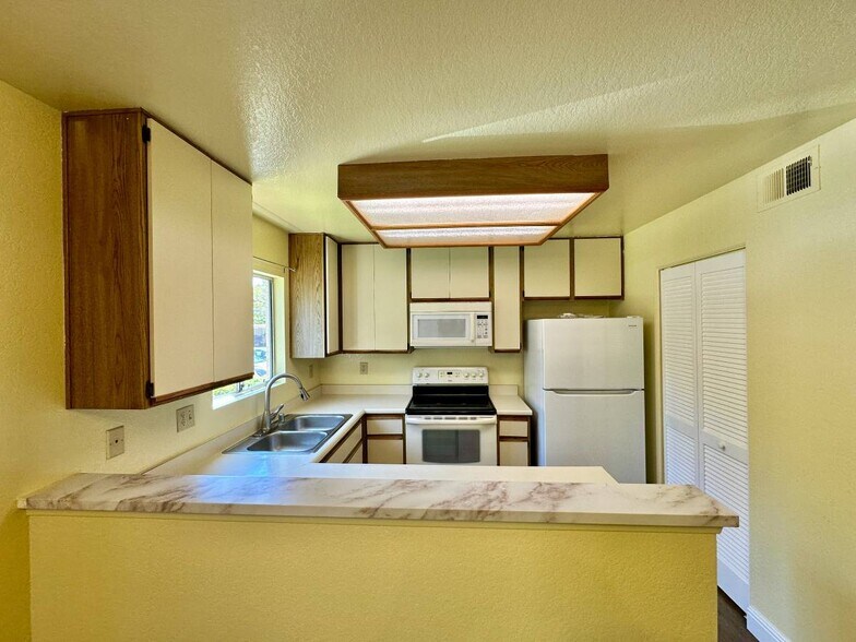 Building Photo - 11275 Avenida De Los Lobos