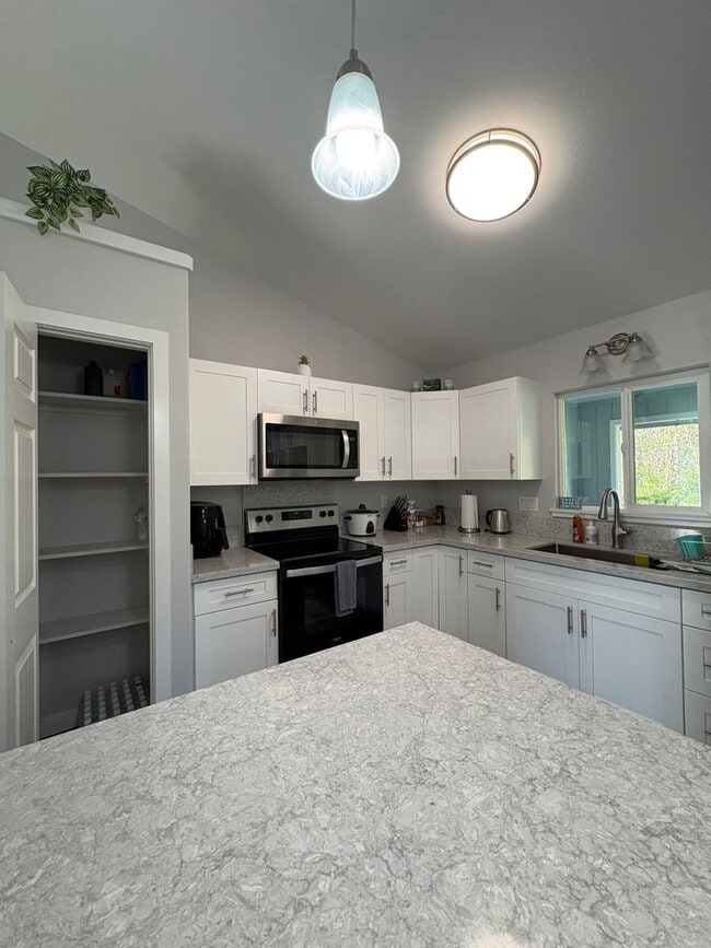 Building Photo - 16-2095 Rainbow Dr