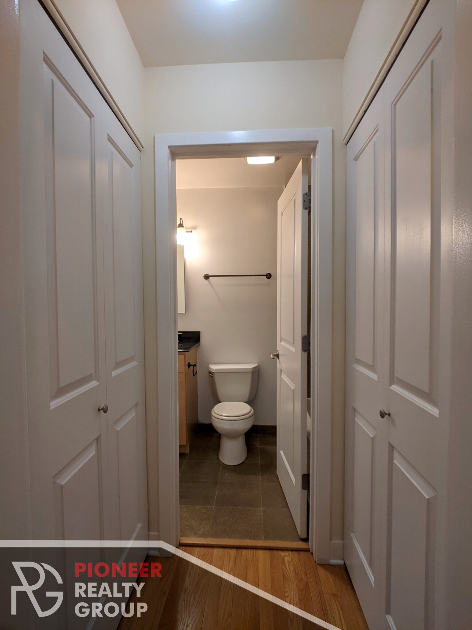 Building Photo - 630 W Wrightwood Ave